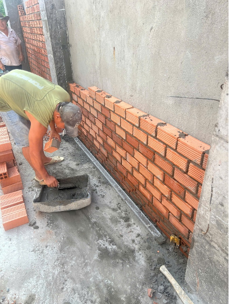 Đổ bê tông cột, xây tường tầng 2