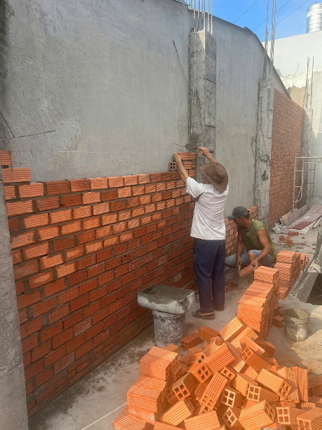 Đổ bê tông cột, xây tường tầng 2